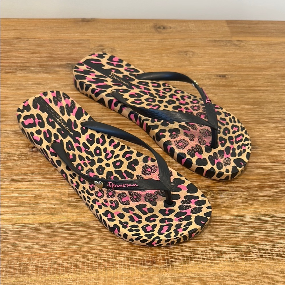 Ipanema Women's Leopard Print Flip Flops - Pink and Black